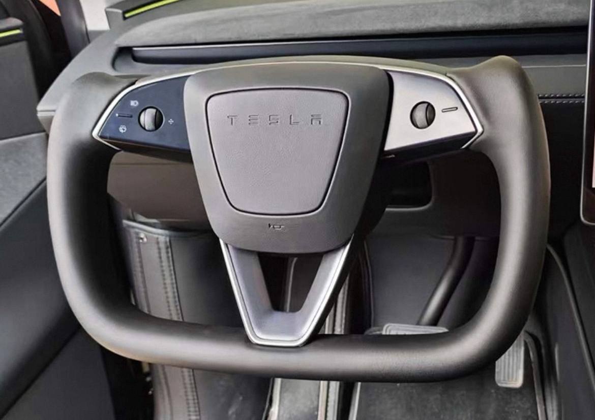 TESLA MODEL 3 YOKE STEERING