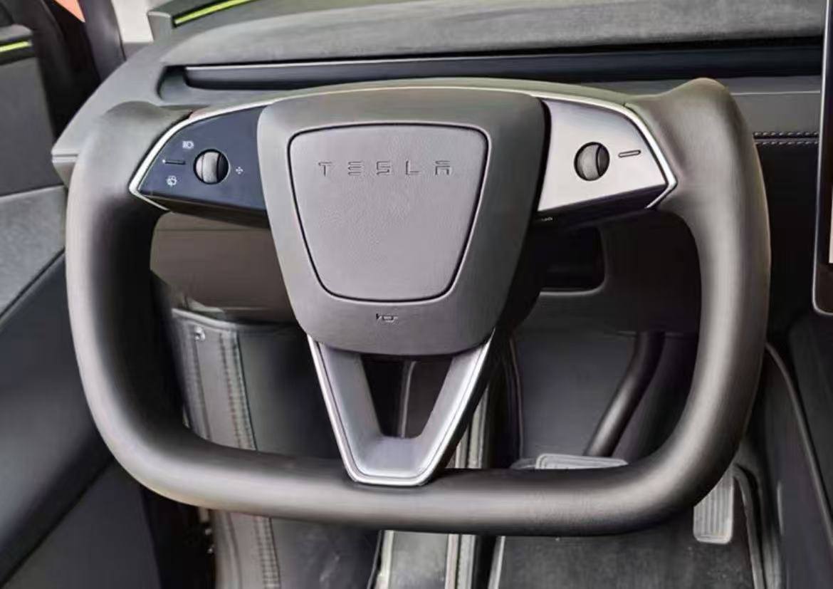 TESLA MODEL Y YOKE STEERING